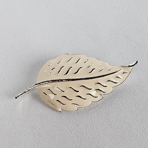 Vintage White Enamel Leaf Brooch - Picture 1 of 3